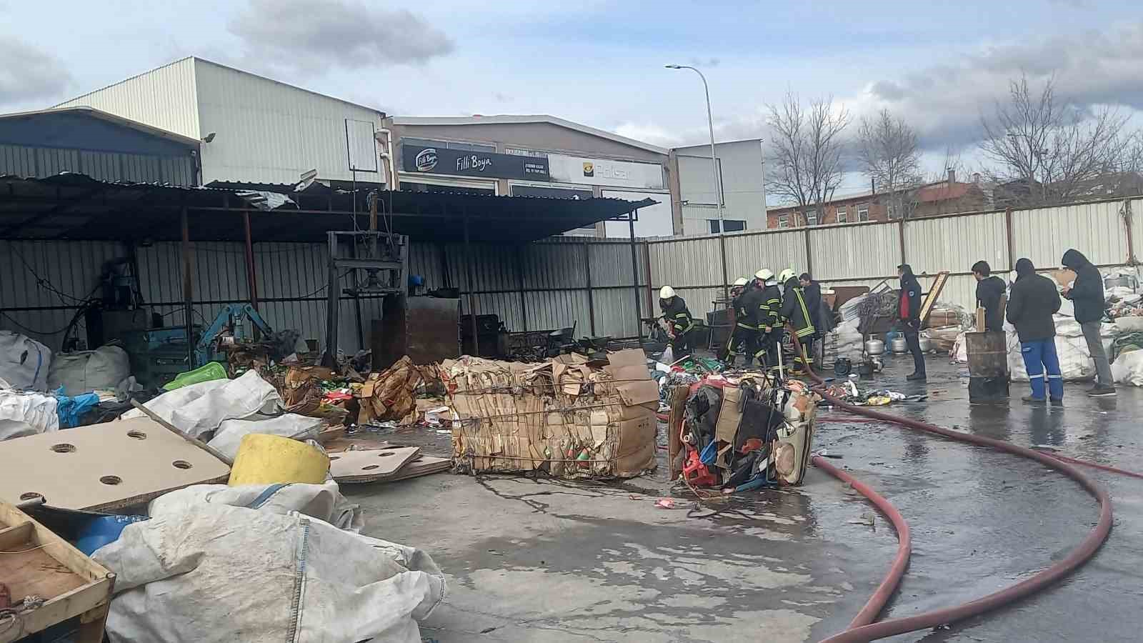 Gediz’de hurdalıkta çıkan yangın hasara neden oldu