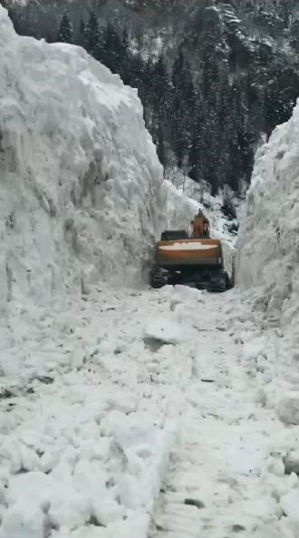 5 metreyi aşan karı yararak köy yolunu ulaşıma açtılar
