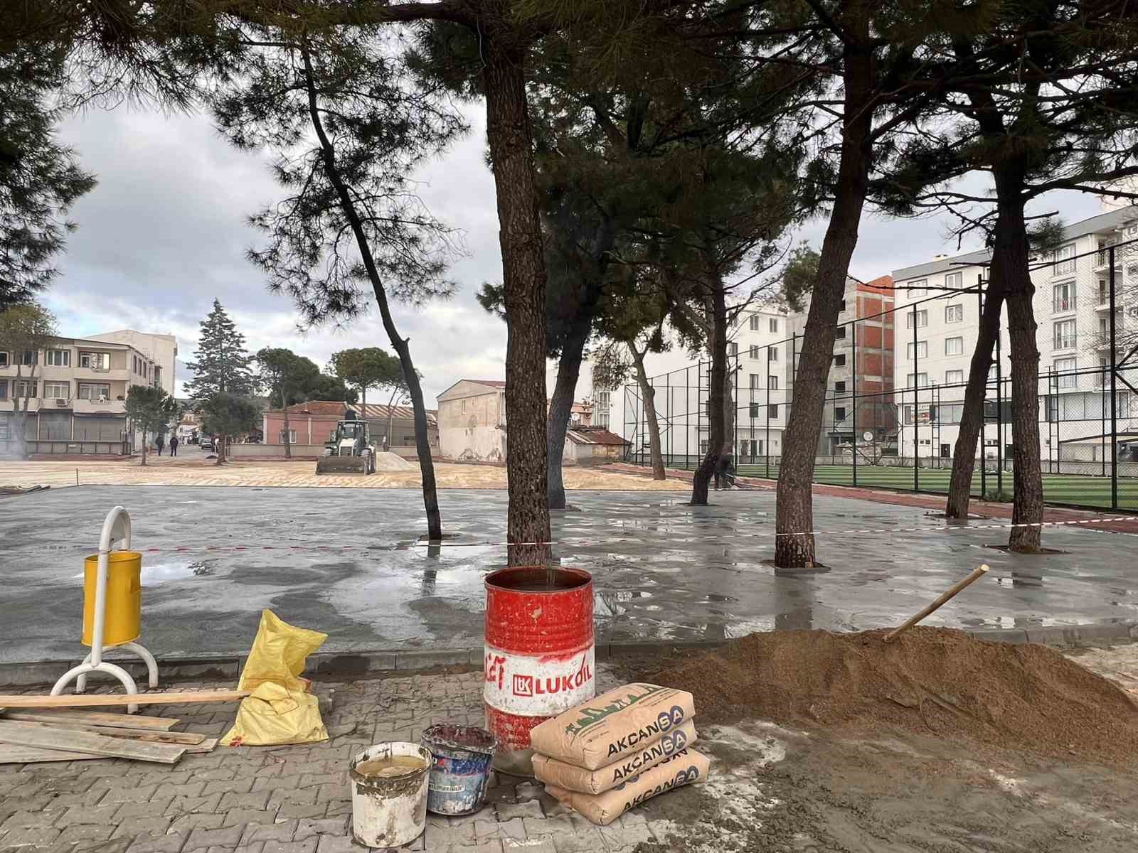 Ezine&rsquo;de Gazi İlkokulu ve Gazi Ortaokulu&rsquo;nda &ccedil;ocuk oyun alanları ve &ccedil;evre d&uuml;zenlemesi yapılıyor
