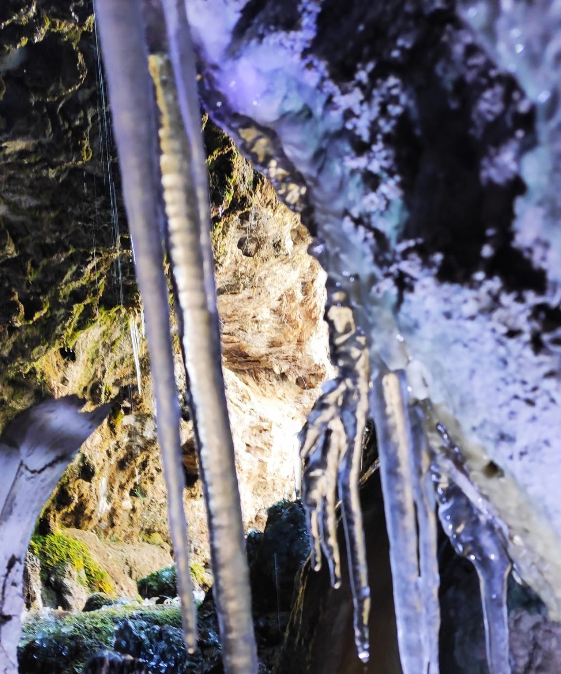 Kahramanmaraş&rsquo;ta soğuktan buzul sarkıtları oluştu
