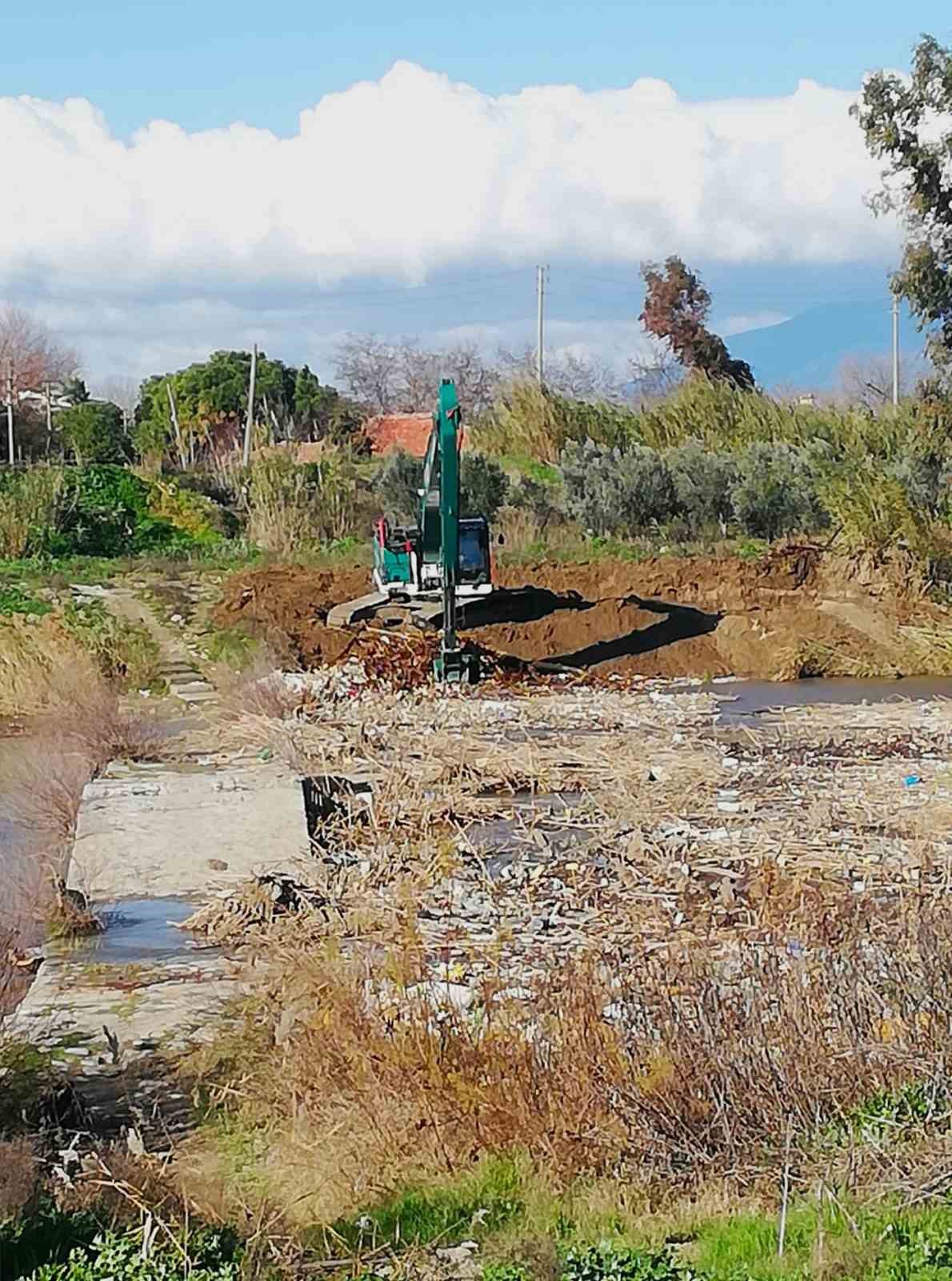 Tarihi taş köprüde DSİ tarafından yapılan temizlik çalışması memnun etmedi
