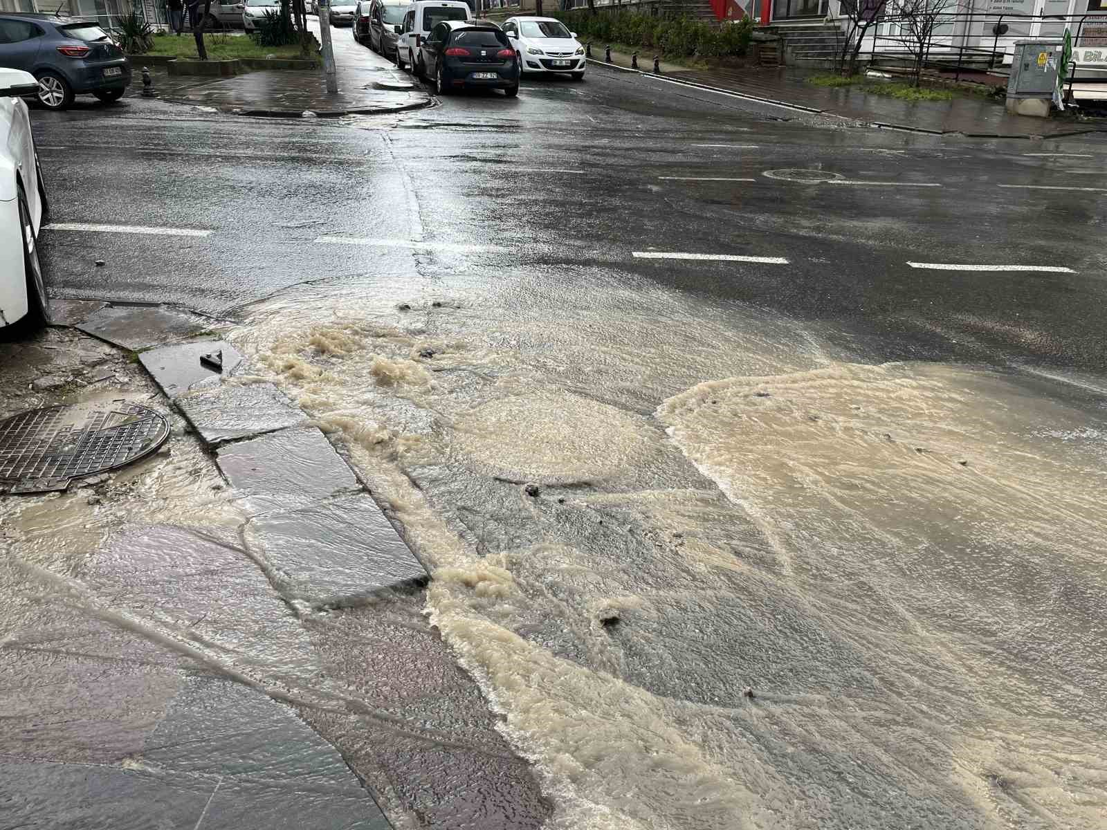 Kanalizasyon borusu patladı, cadde göle döndü
