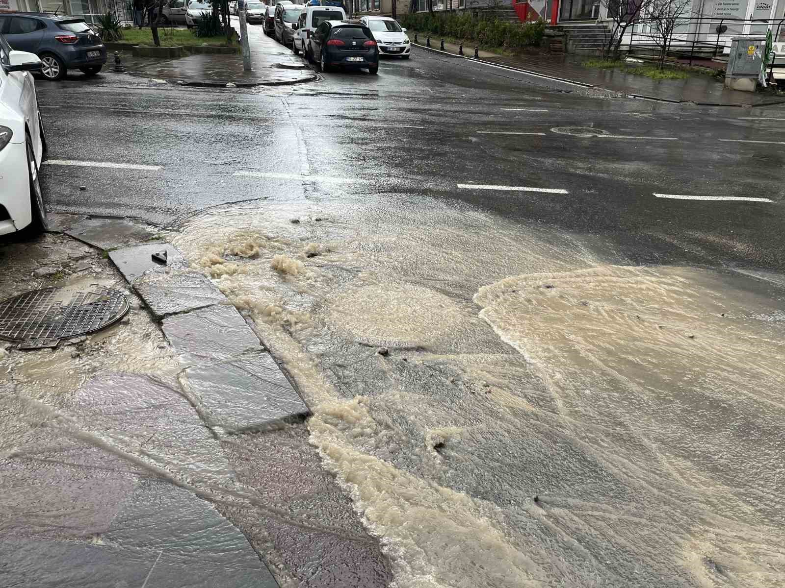 Kanalizasyon borusu patladı, cadde g&ouml;le d&ouml;nd&uuml;
