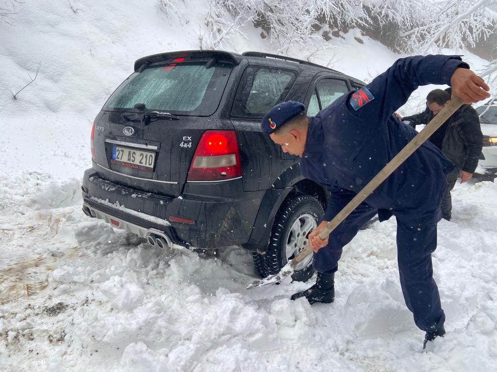 Yalova&rsquo;da karda mahsur kalan 5 kişilik aile 19 saat sonra kurtarıldı
