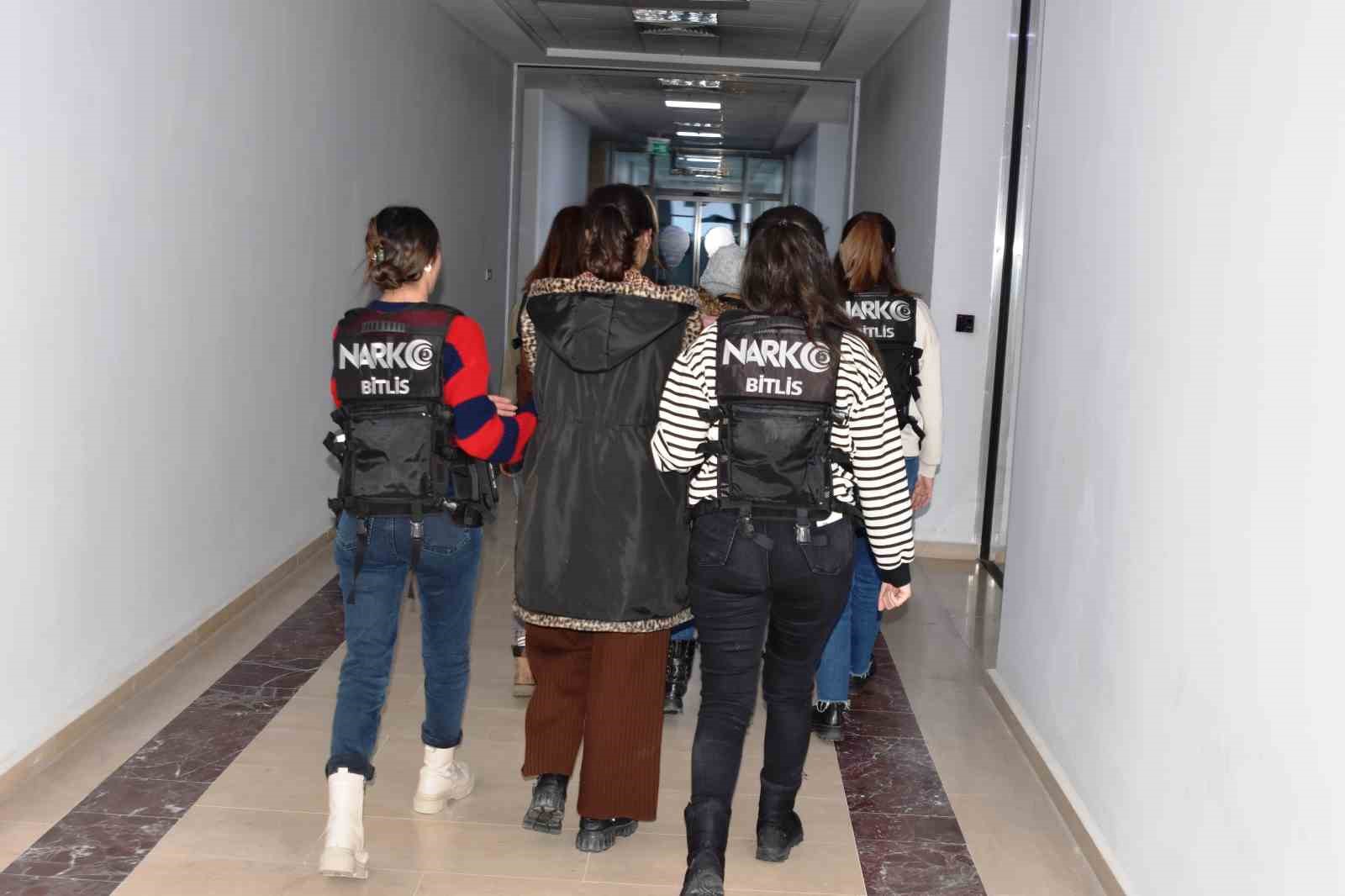 Bitlis&rsquo;te iki kadının &uuml;zerinde 10 kilo metamfetamin ele ge&ccedil;irildi
