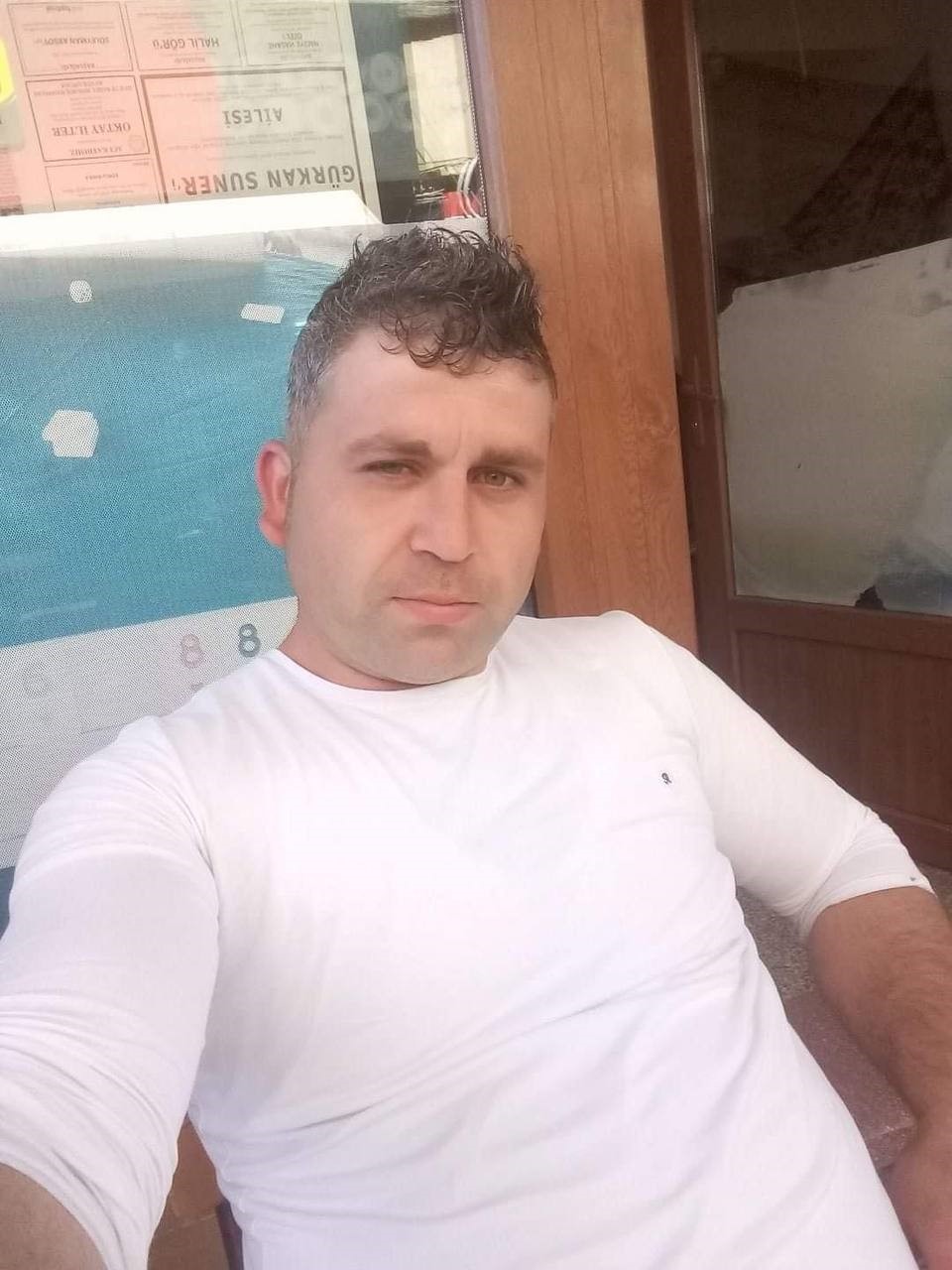 Camı kırıp eve girdi, eşinin sevgilisini defalarca bı&ccedil;akladı
