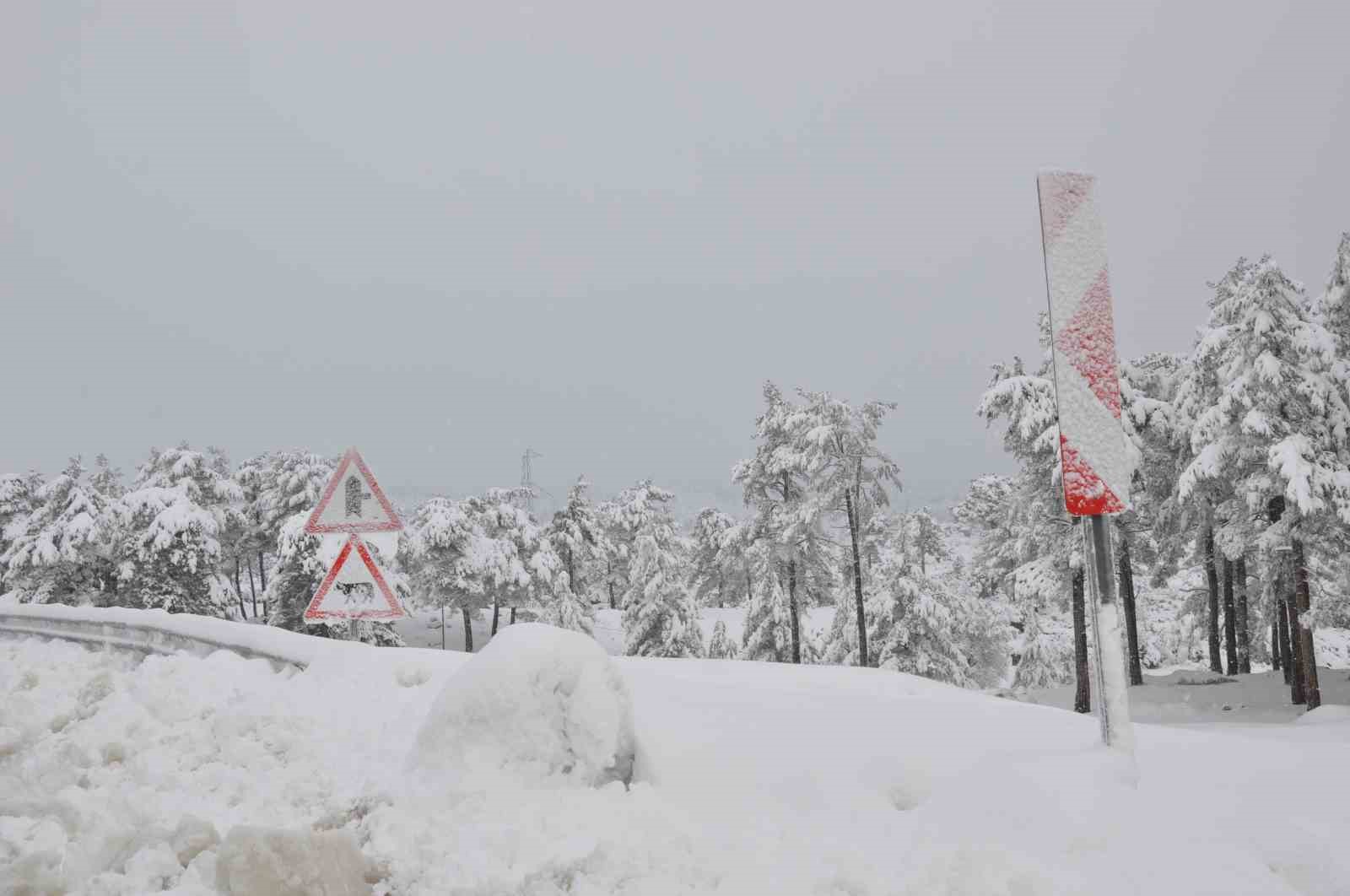 Mersin’de kar yağışı: Karaman yolu büyük araçlara kapatıldı
