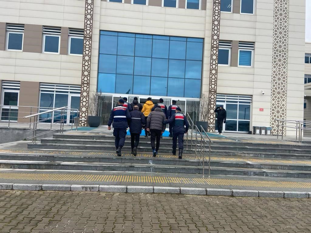 Uyuşturucu operasyonunda g&ouml;zaltına alınan 8 ş&uuml;pheli adliyeye sevk edildi
