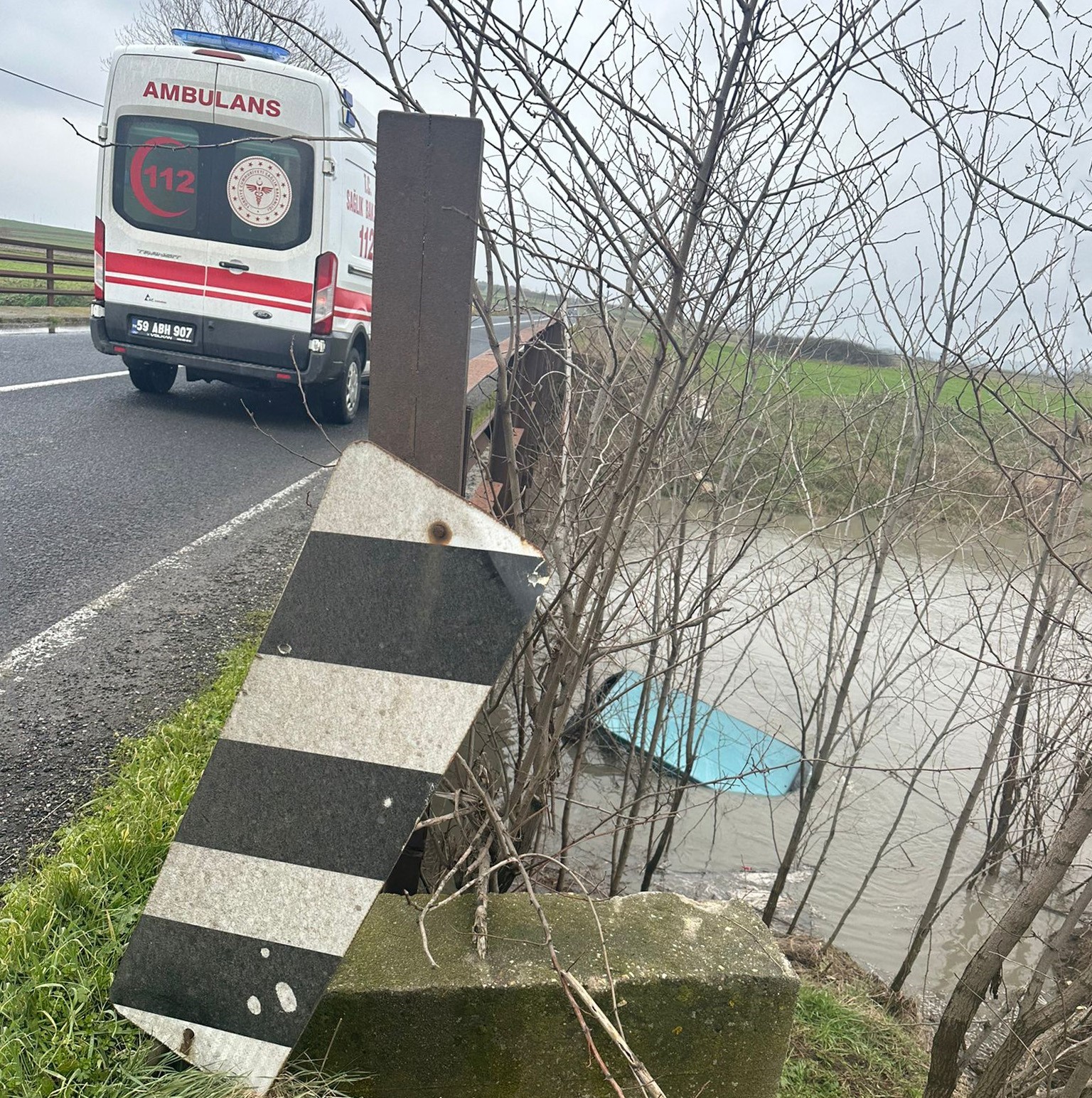 Suya g&ouml;m&uuml;len ara&ccedil;tan son anda kurtuldu
