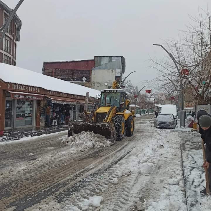 Çukurca Belediyesinden kar temizleme çalışması