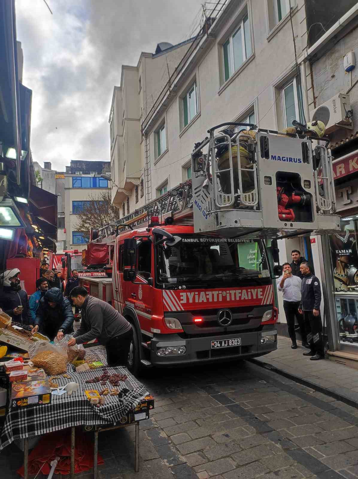 Fatih’te ayakkabı deposunda çıkan yangın paniğe neden oldu
