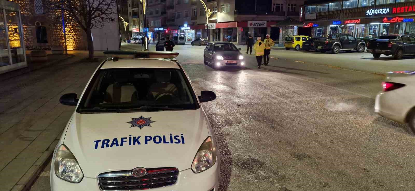 Alaca&rsquo;da polisten asayiş ve huzur uygulaması
