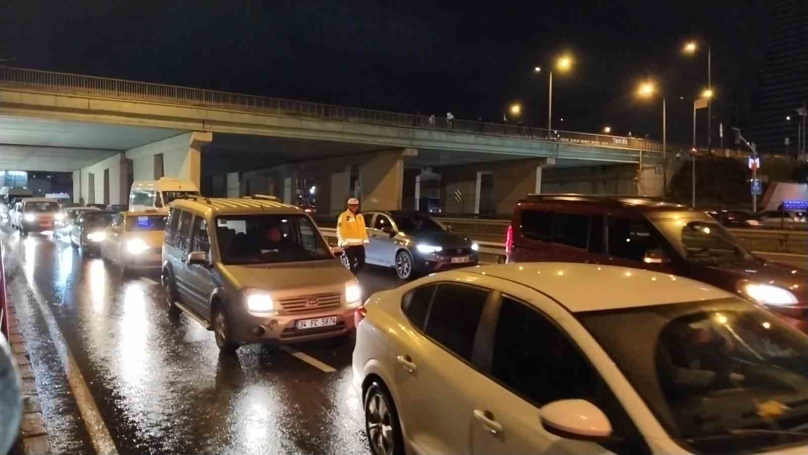 Kartal’da D-100 karayolunda arızalanan tır trafiği durma noktasına getirdi
