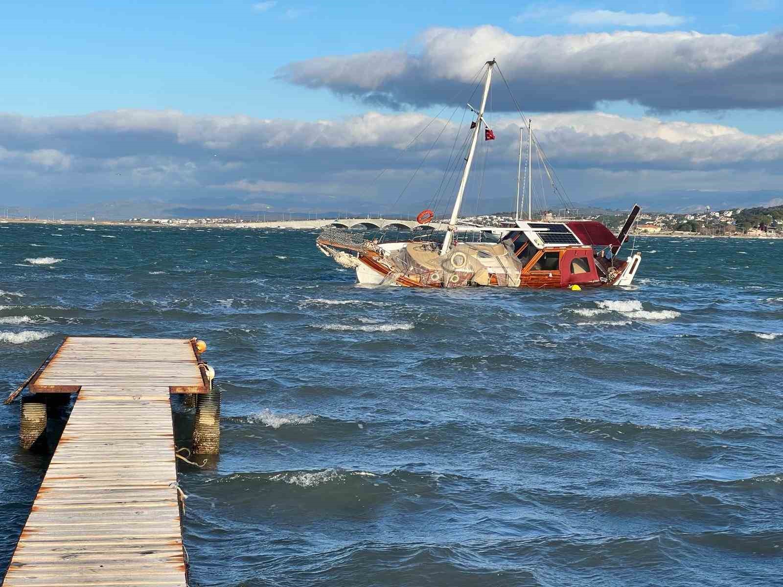 Ayvalık’ta fırtına tekneleri batırdı