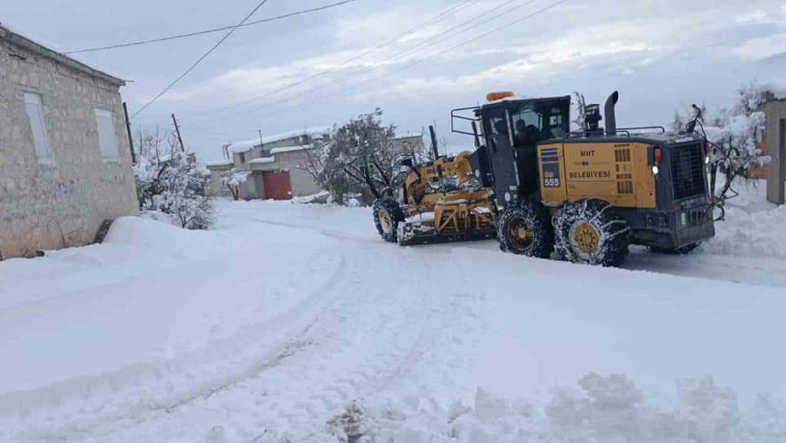 Yolları kapanan vatandaşlara erzak ulaştırıldı
