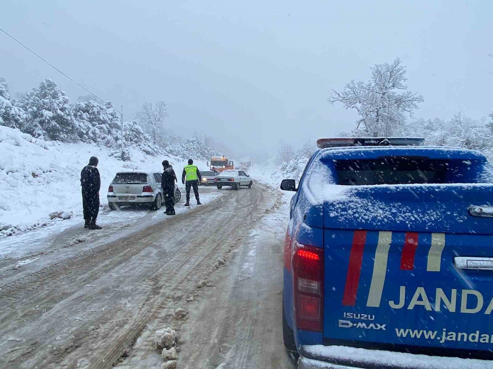 Karda mahsur kalanlara jandarma yetişti
