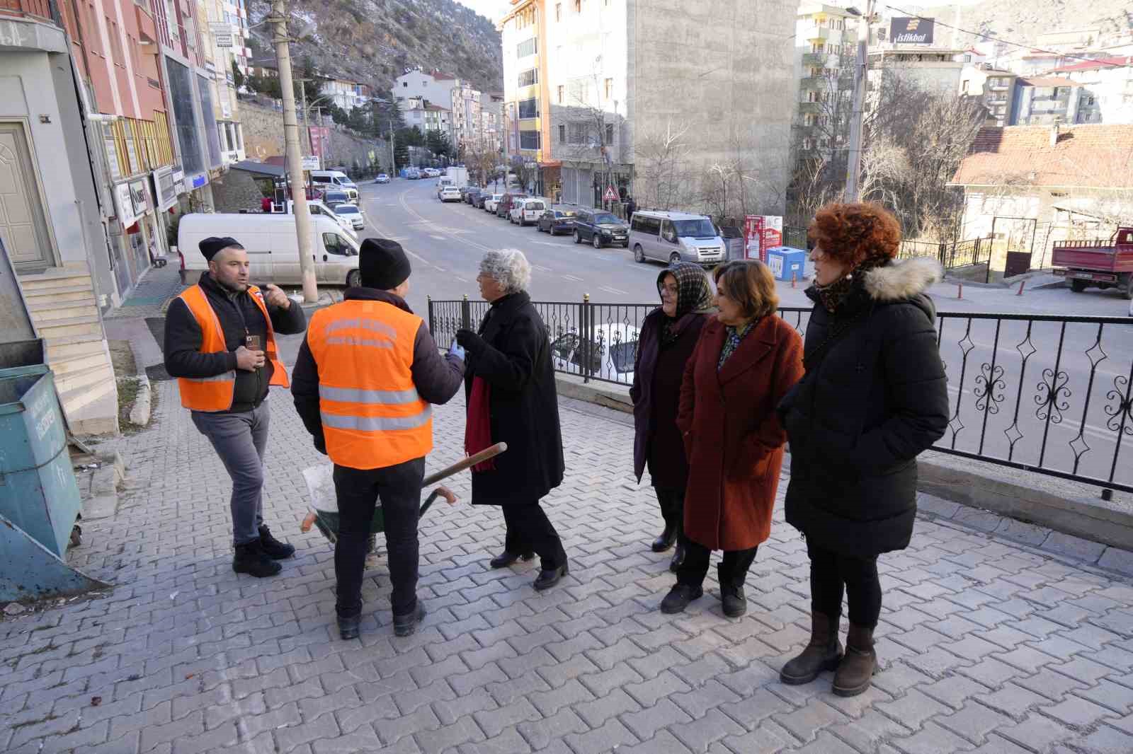 Kadınlar G&uuml;m&uuml;şhane&rsquo;deki o mahallenin muhtarlığı i&ccedil;in kolları sıvadı

