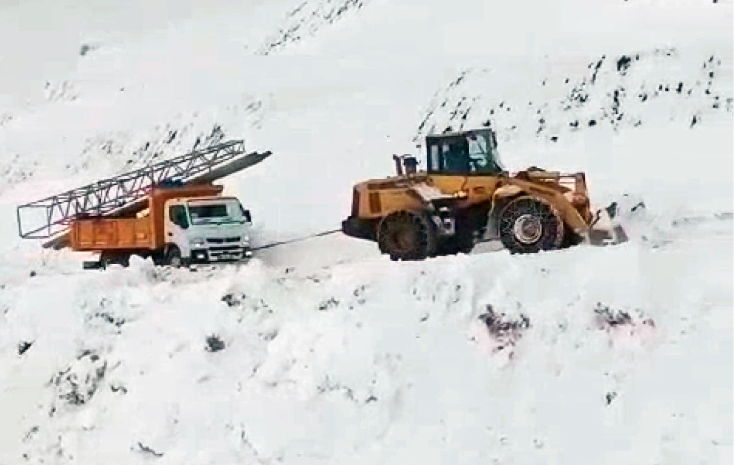 Dicle Elektrik ekiplerinin zorlu kış mesaisi
