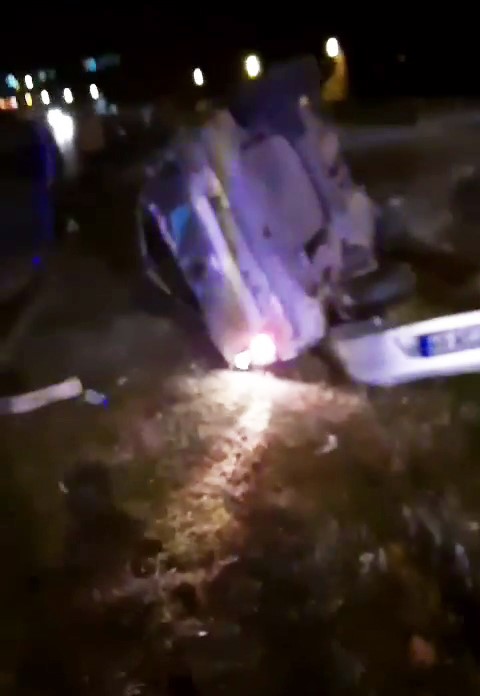 Tokat’ta köpekten kaçan otomobil bariyerlere çarparak devrildi: 5 yaralı