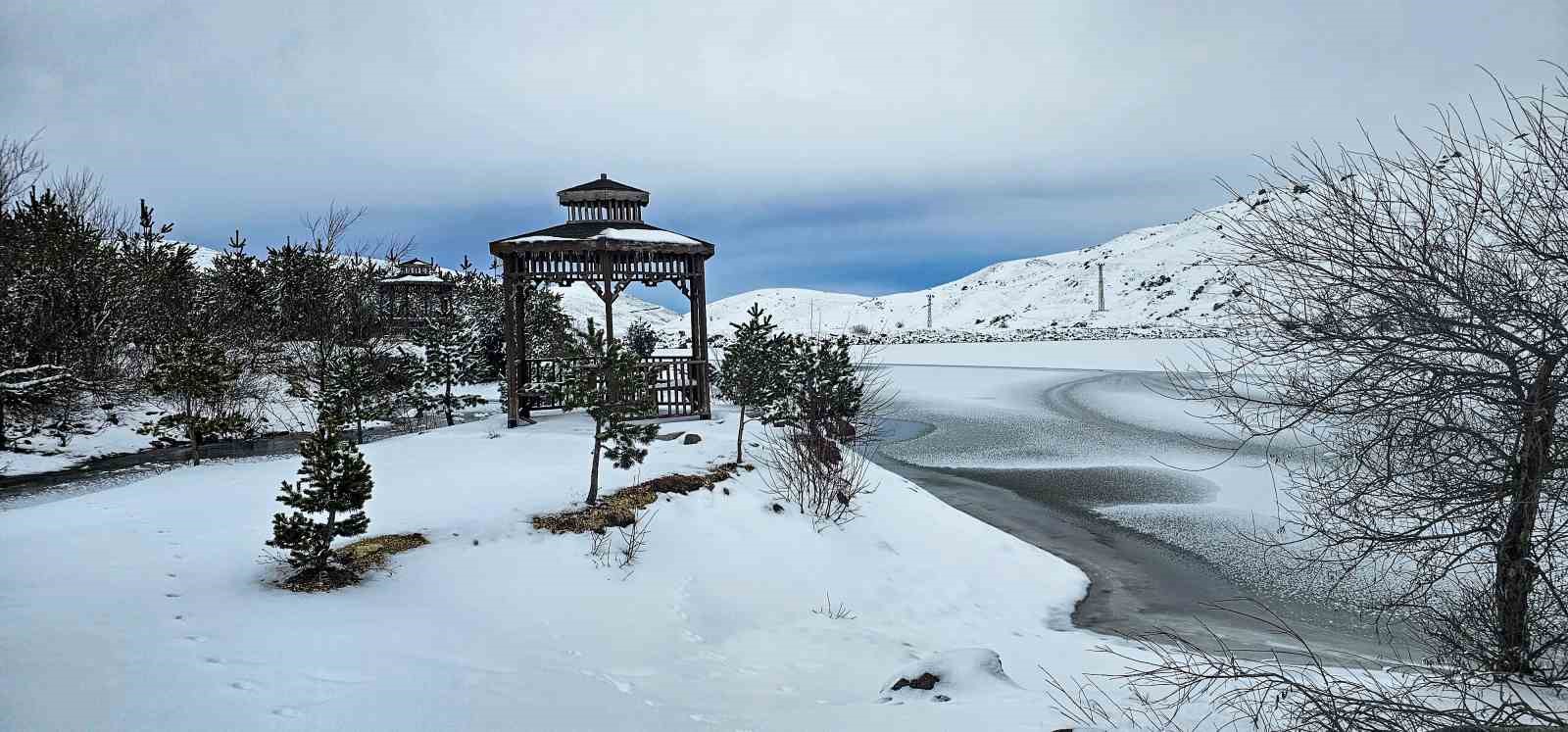 "Tokat&rsquo;ın &ccedil;atı katı"ndaki donan g&ouml;let, hayran bırakan kış tablosuna d&ouml;n&uuml;şt&uuml;

