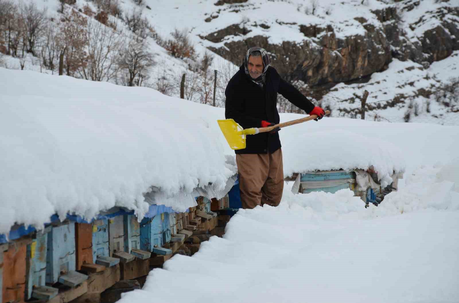 Beyt&uuml;şşebap&rsquo;ta arıcılar arılarını kardan korumaya &ccedil;alışıyor

