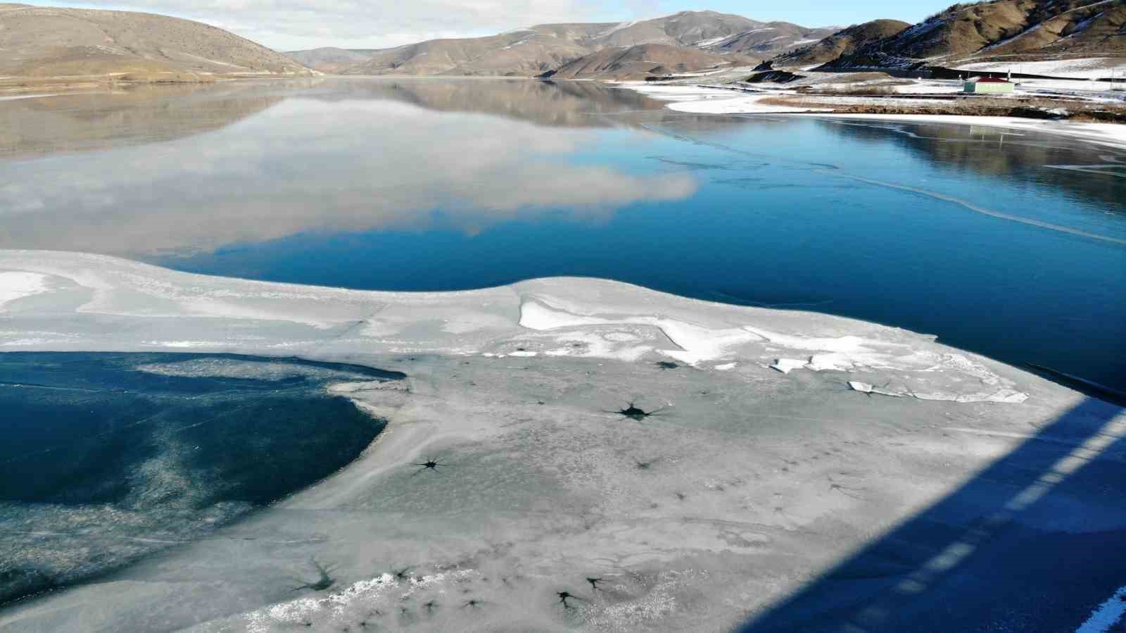 Bayburt’ta soğuk hava gölet ve akarsuları dondurdu
