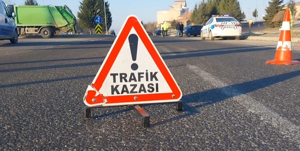 Tavşanlı’da 3 aracın karıştığı zincirleme trafik kazası