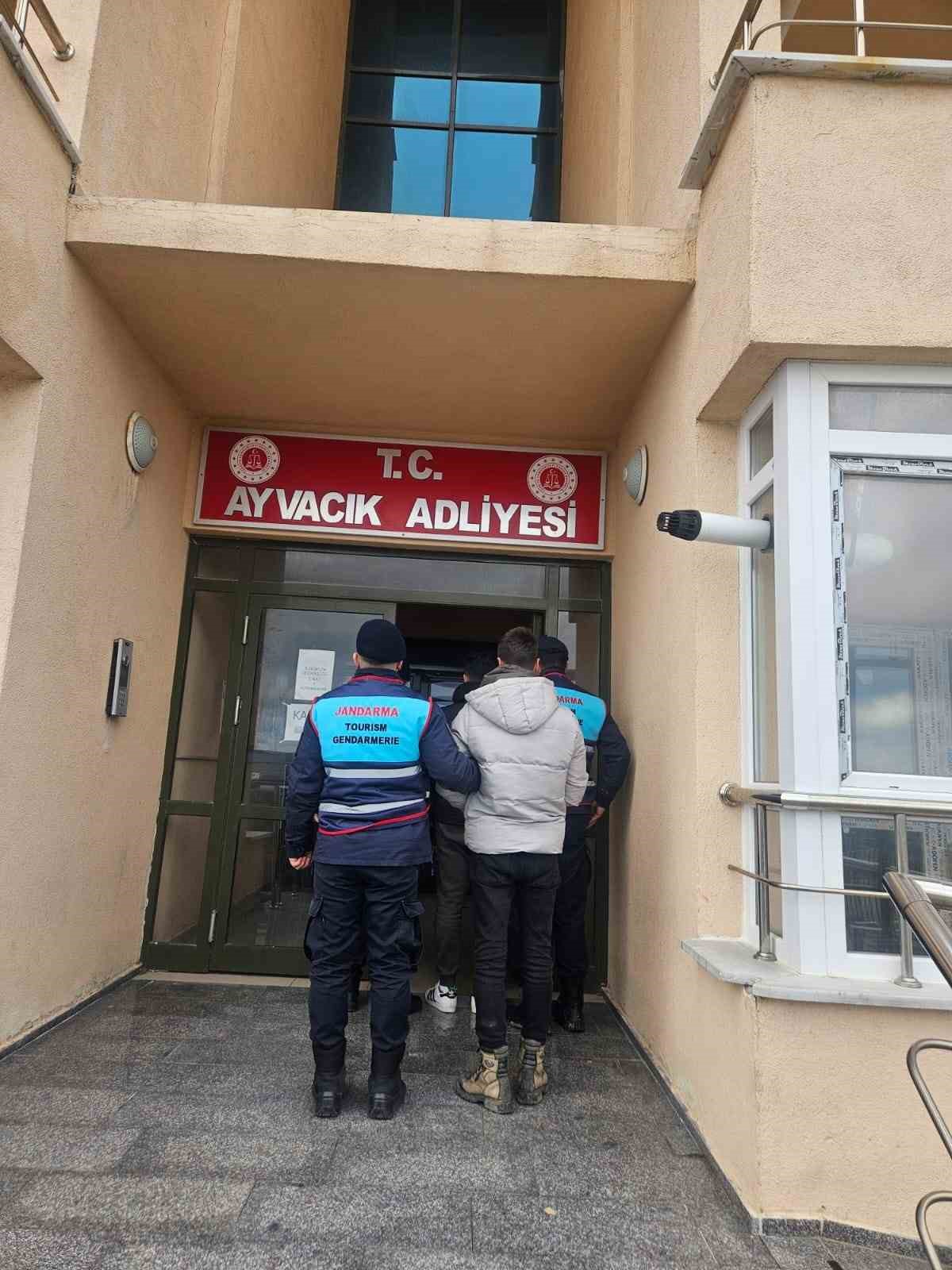 &Ccedil;anakkale&rsquo;de 1.5 kilo uyuşturucu ile yakalanan 8 ş&uuml;pheliden 2&rsquo;si tutuklandı
