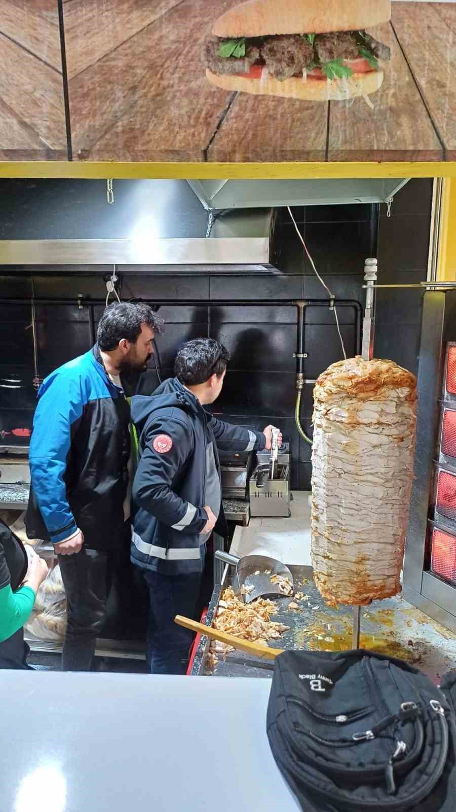 &Ccedil;an&rsquo;da gıda g&uuml;venliği i&ccedil;in fast-food işletmeleri denetleniyor
