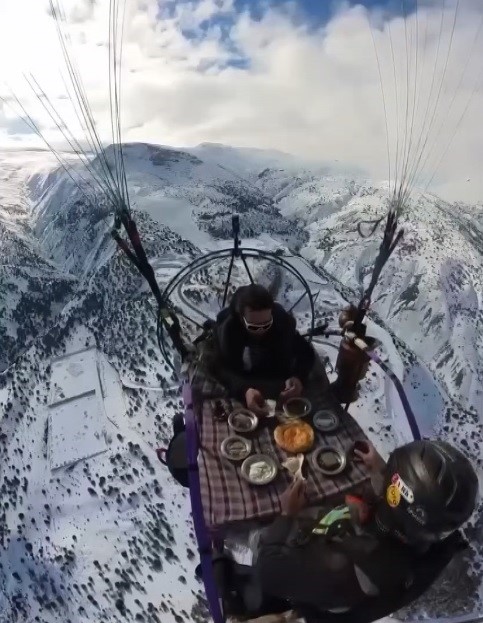 &Ccedil;ılgın paraş&uuml;t&ccedil;&uuml;n&uuml;n g&ouml;ky&uuml;z&uuml;nde kahvaltı keyfi viral oldu
