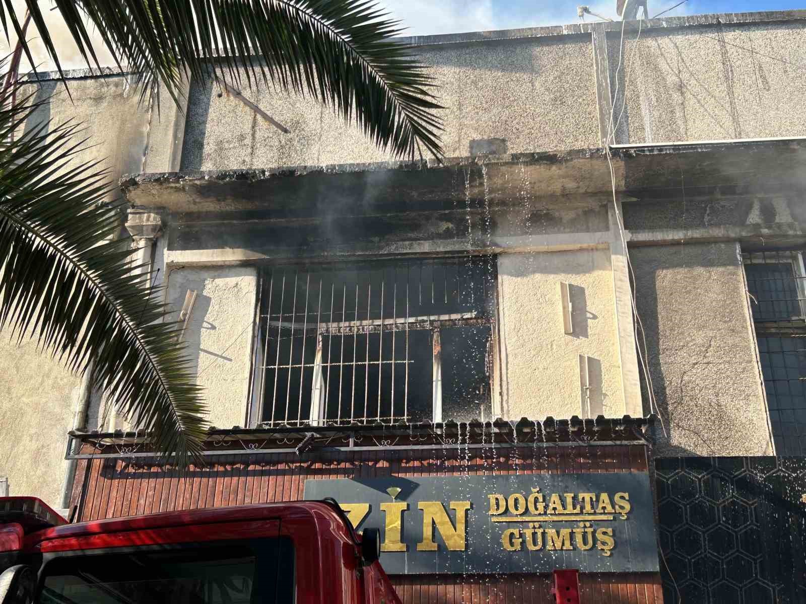 İzmir Kemeraltı Çarşısı’nda çıkan yangın kontrol altına alındı
