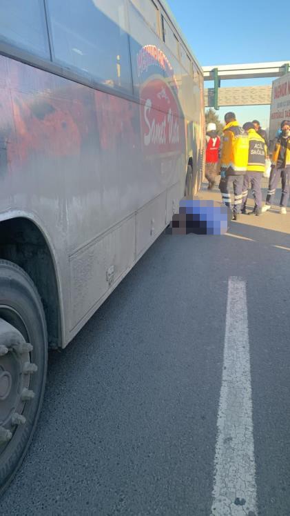 Polis aracından yola atlayan kadın otobüsün altında kalarak can verdi
