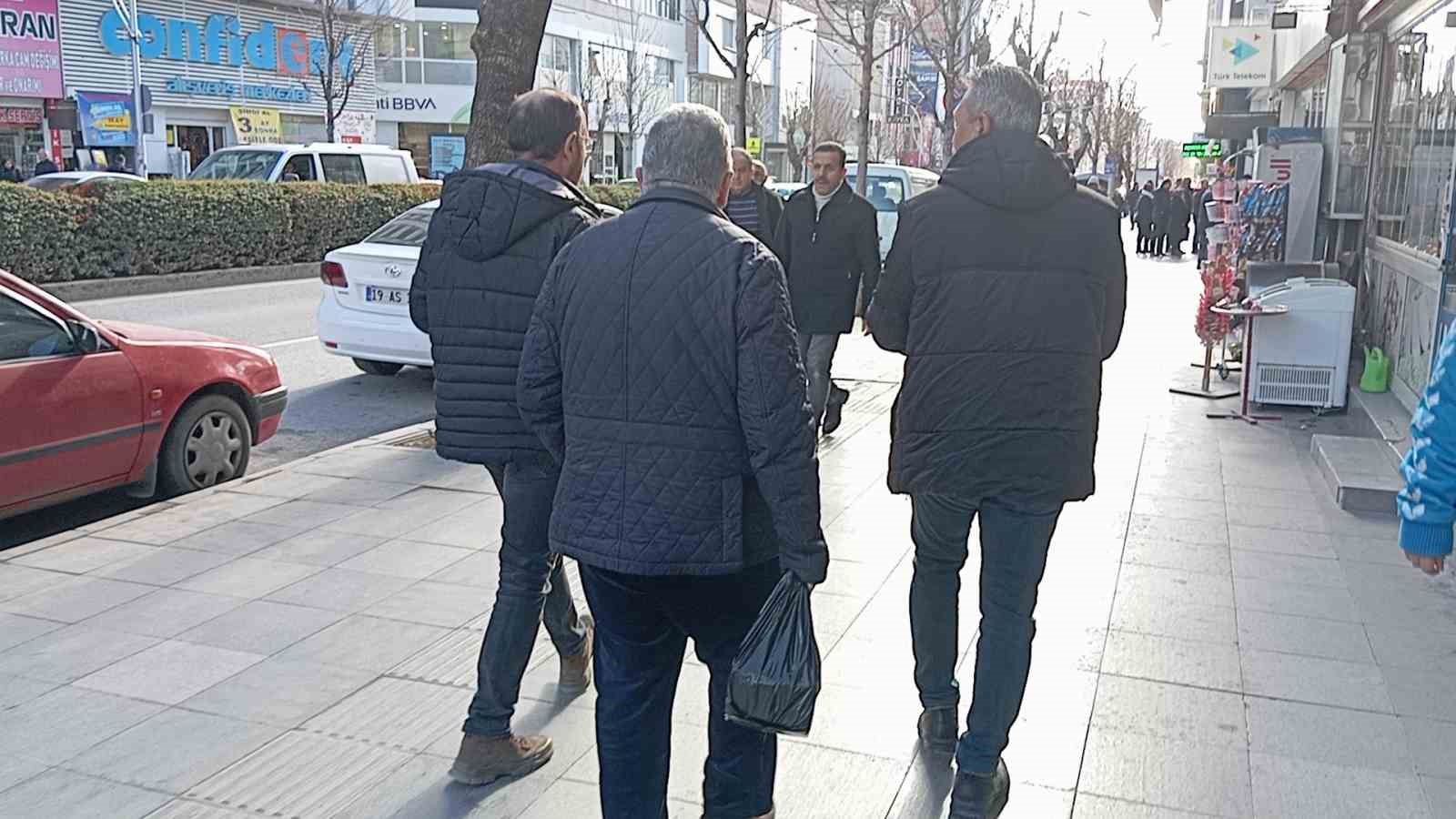 Polis memurunun dikkati yaşlı adamı dolandırılmaktan kurtardı

