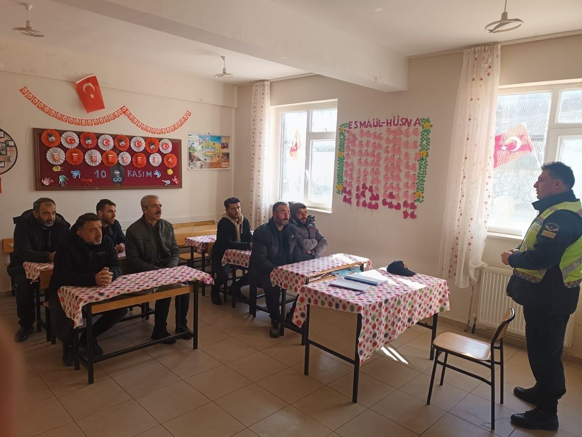 Sason&rsquo;da jandarma ekipleri servis şof&ouml;rlerine trafik eğitimi verildi
