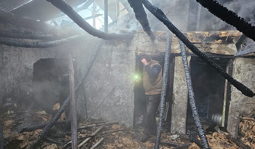 Evi yanan aileye kaymakam ve başkan sahip çıktı