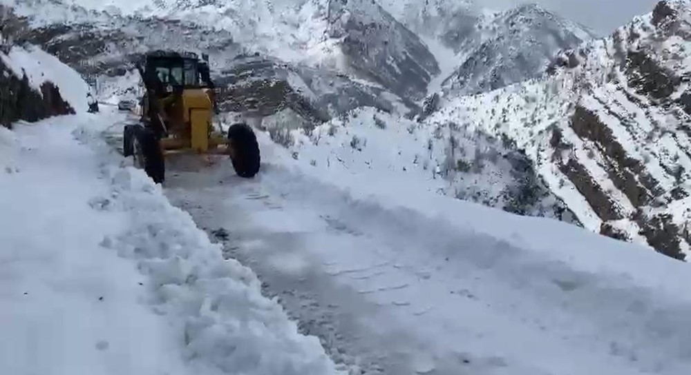 Beyt&uuml;şşebap&rsquo;ta kar nedeniyle kapalı olan iki mezra yolu ulaşıma a&ccedil;ıldı
