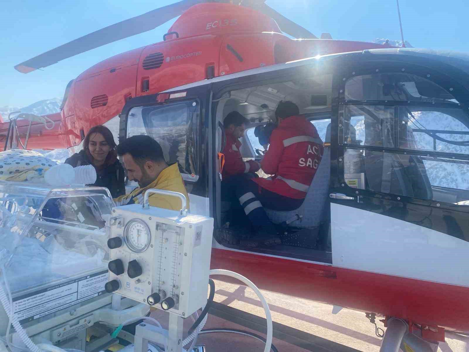 Yenidoğan bebek helikopterle Van&rsquo;a sevk edildi
