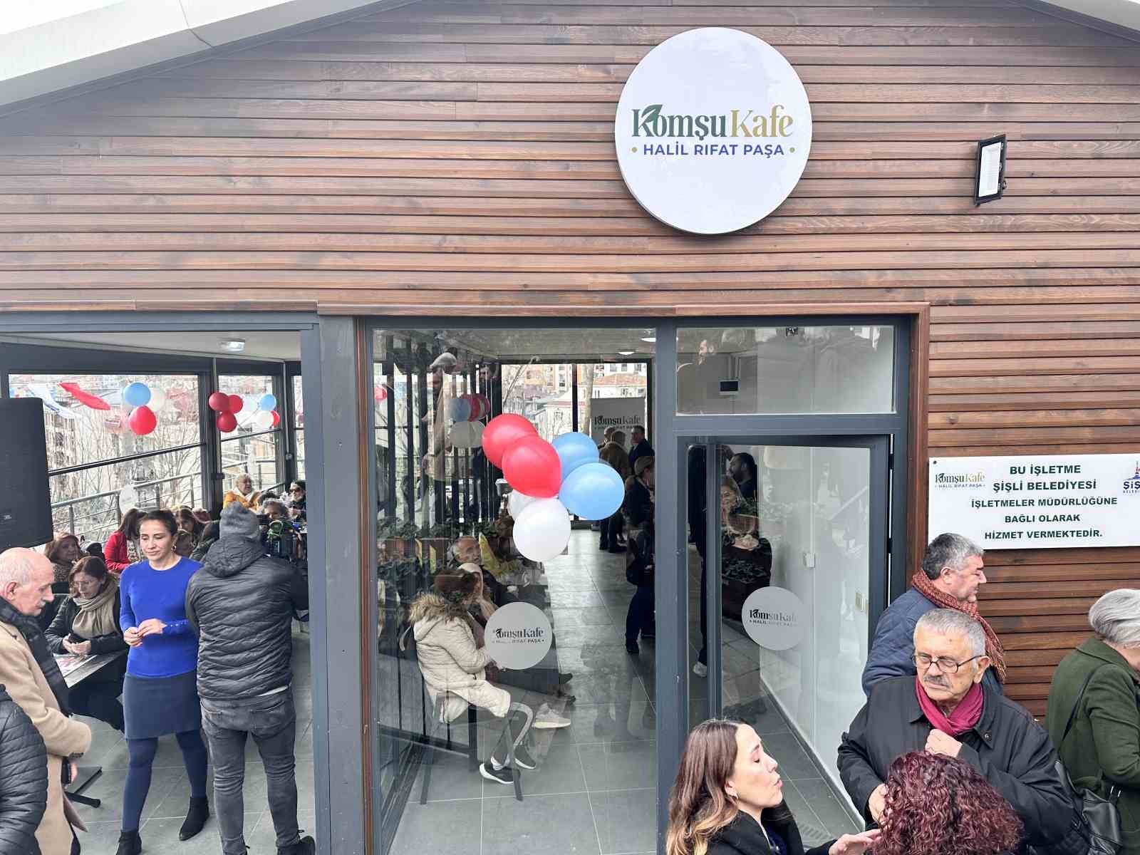 Şişli’deki Komşu Kafe’nin açılışına mahalle sakinlerinden yoğun ilgi