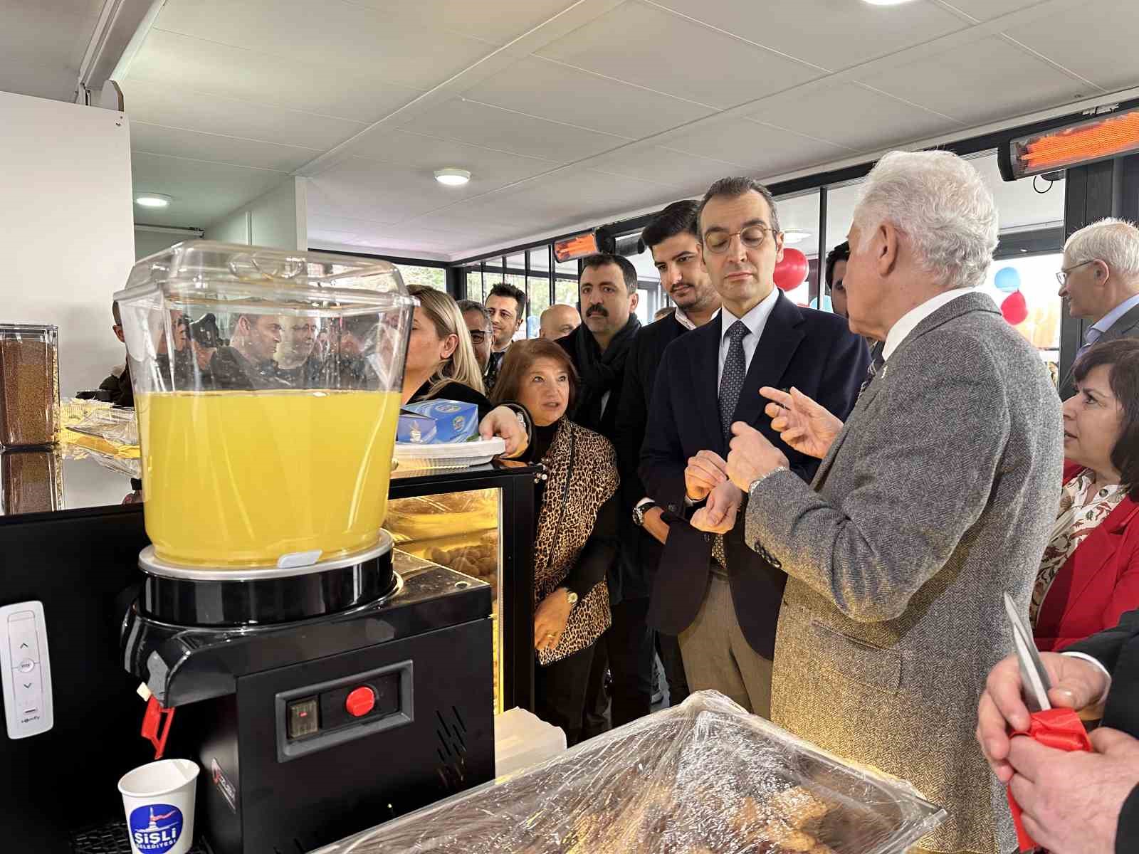 Şişli&rsquo;deki Komşu Kafe&rsquo;nin a&ccedil;ılışına mahalle sakinlerinden yoğun ilgi
