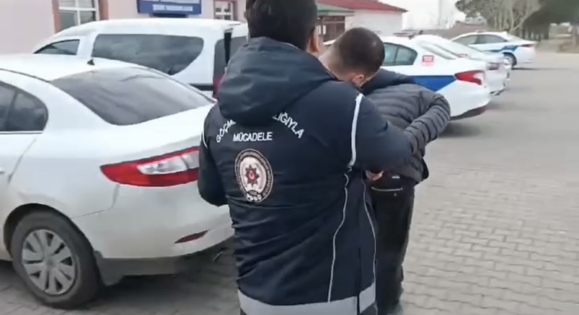 Kırklareli&rsquo;de g&ouml;&ccedil;men ka&ccedil;ak&ccedil;ılığı yaptığı iddiasıyla tutuklandı
