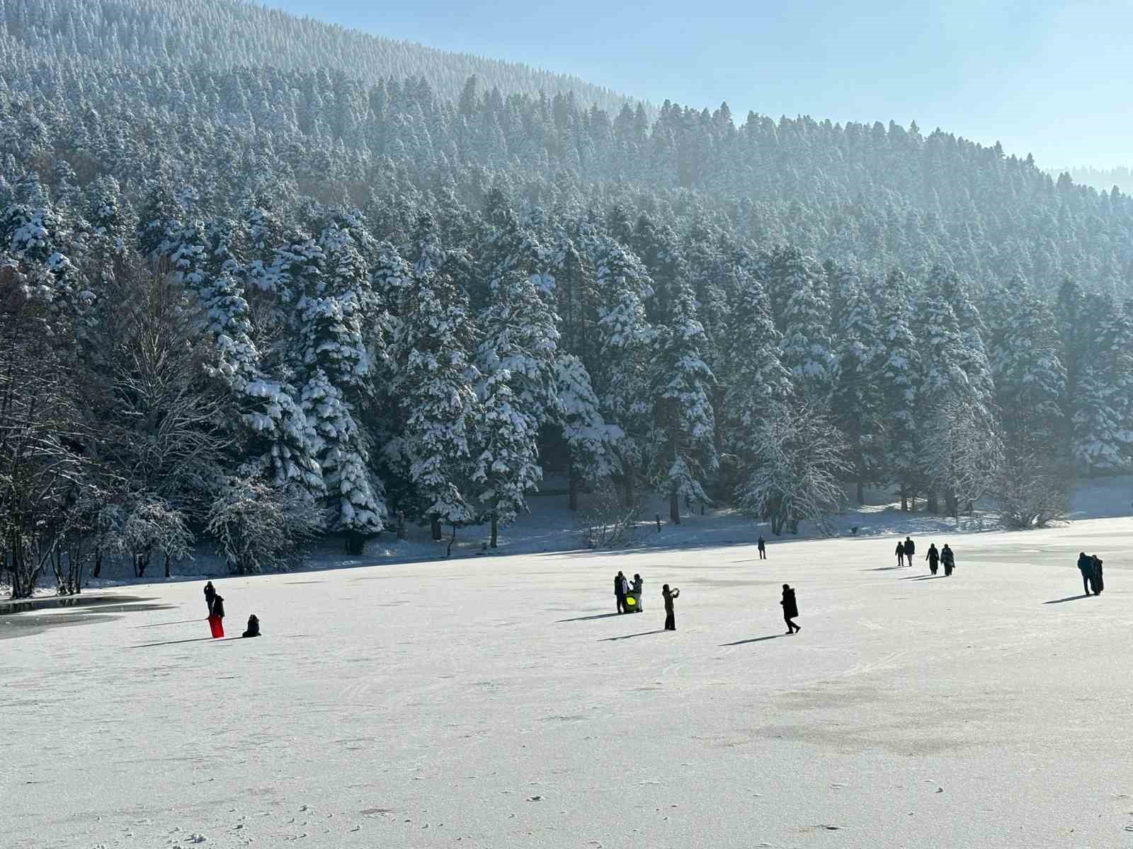 Yasağa aldırış etmeden donmuş göl üzerine çıktılar
