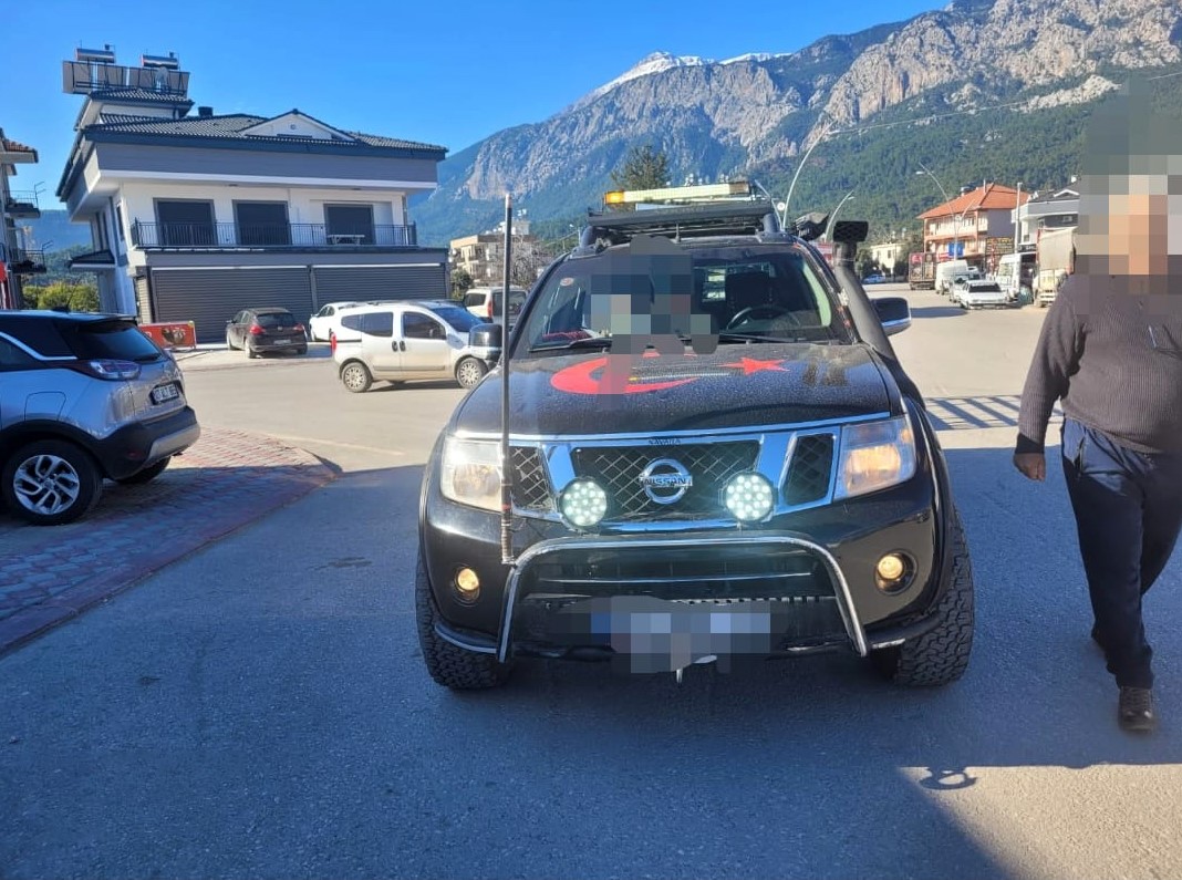 Usuls&uuml;z &ccedil;akar lamba kullanan 6 ara&ccedil; s&uuml;r&uuml;c&uuml;s&uuml;ne 38 bin 634 TL ceza
