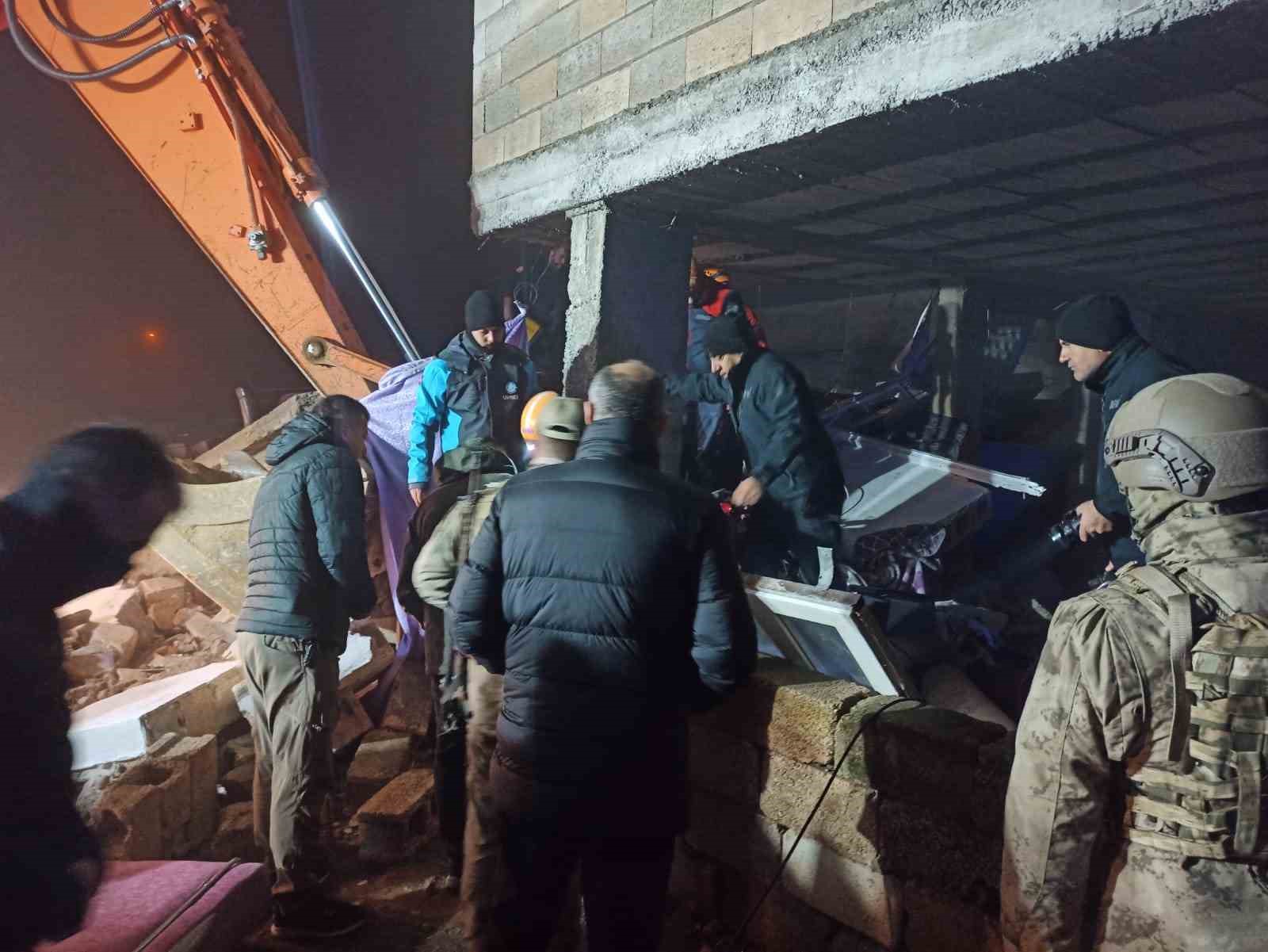 Başkan Aksoy, enkazın başından ayrılmadı