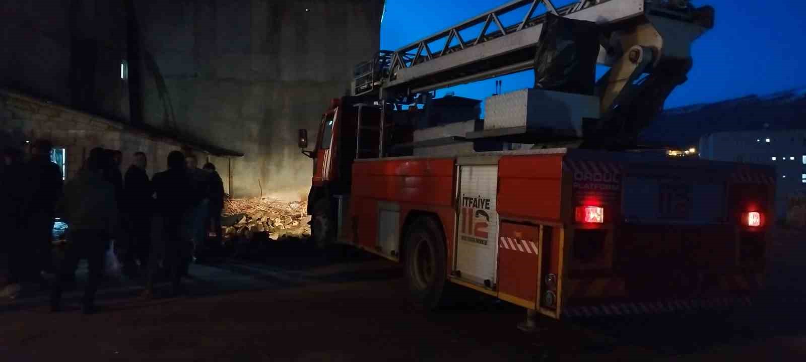 Derecik’te 6 katlı binada korkutan yangın