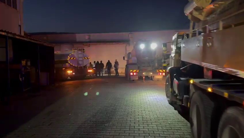 Kau&ccedil;uk fabrikasında &ccedil;ıkan yangın s&ouml;nd&uuml;r&uuml;ld&uuml;: 2 iş&ccedil;i dumandan etkilendi
