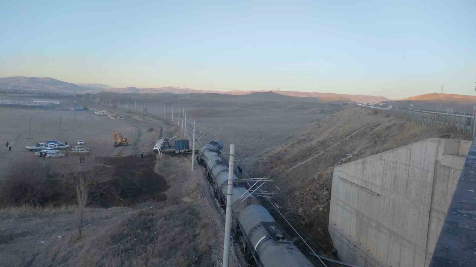 Kırıkkale'de raylara üzerine yıkılan istinat duvarına çarpan tren raydan  çıktı İhlas Haber Ajansı