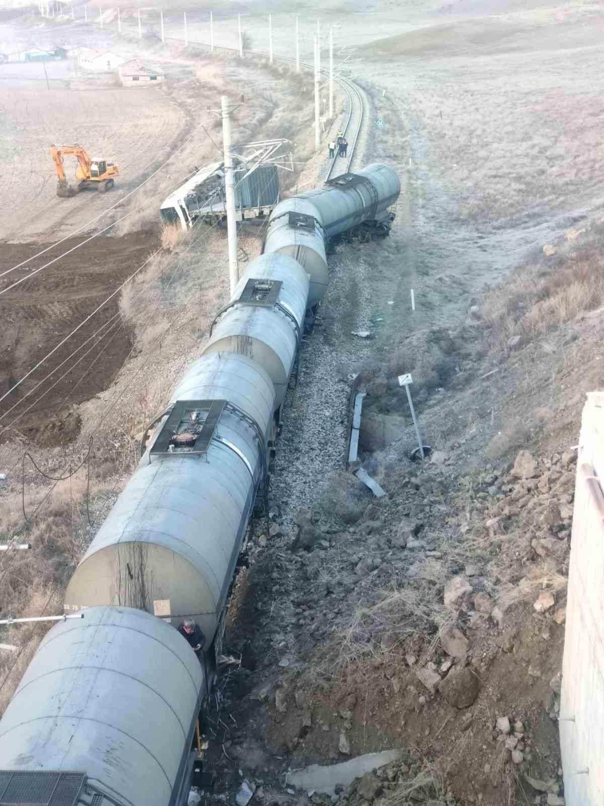 Kırıkkale'de raylara üzerine yıkılan istinat duvarına çarpan tren raydan  çıktı İhlas Haber Ajansı