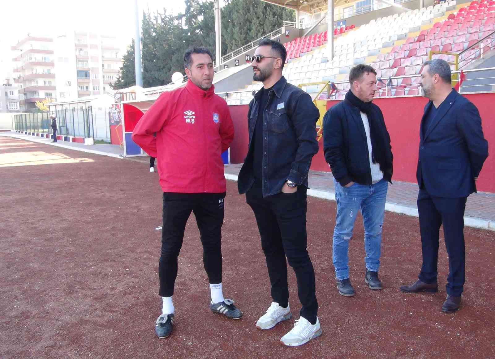 Selçuk Şahin’e yıllar önce futbola başladığı Silifke’de doğum günü sürprizi
