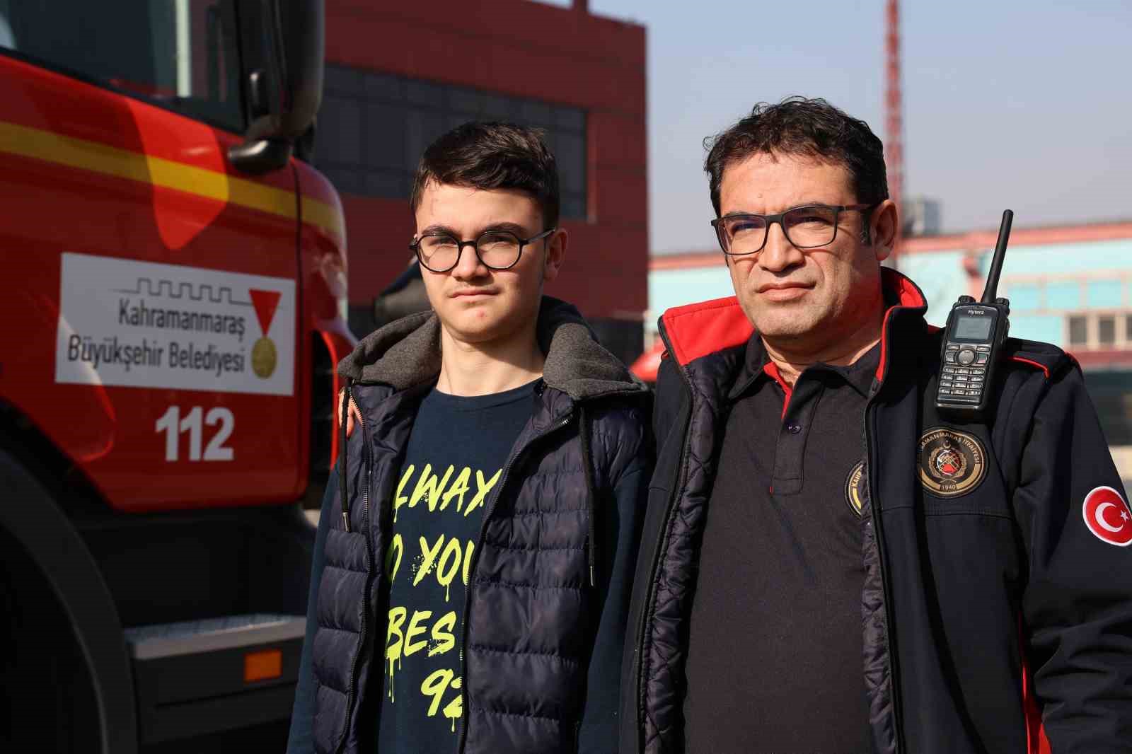 İtfaiyeci baba enkazdaki oğluna "Sen bekle yaralıları kurtaracağım" diyerek başkalarının yardımına koştu