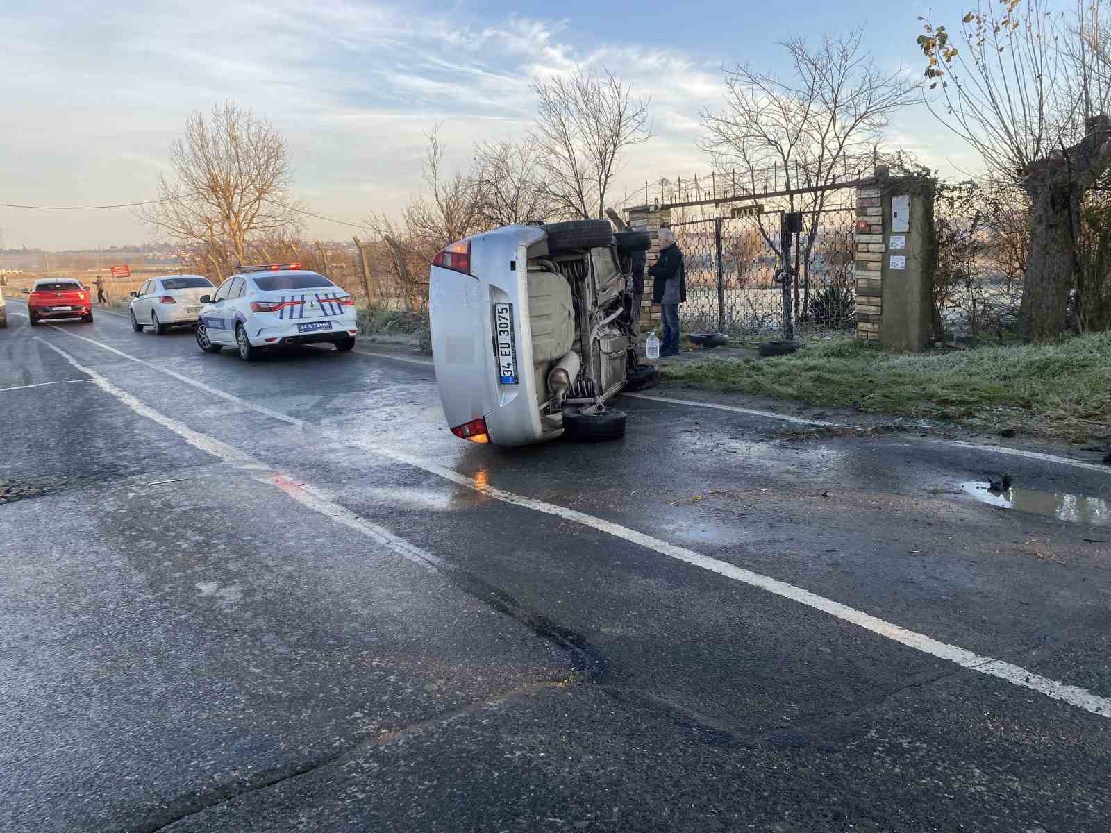 Büyükçekmece’de buzlanan yolda araç yan yattı
